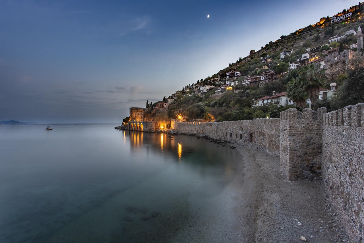 Panoramski pogled na luku Alanje sa tvrđavom i Crvenom kulom